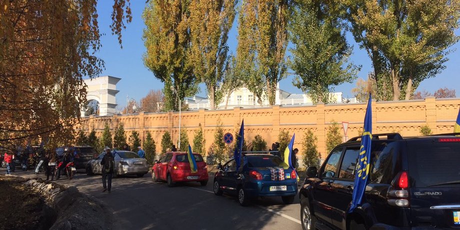 Автомайдановцы возле особняка Порошенко / Фото: twitter.com/olliecarroll
