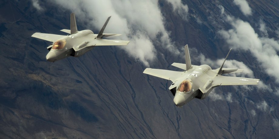 два літаки в небі на тлі хмар, літак F-35B, винищувач F-35B