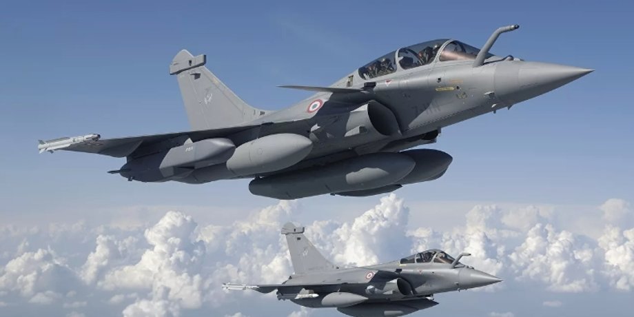Самолет Rafale в полете