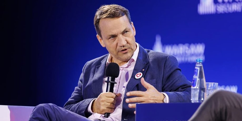Радослав Сікорський, виступ, мікрофон