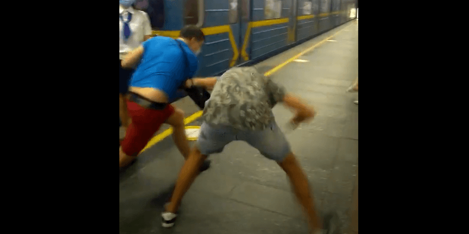 бійка, метро, арсенальна, станція метро, бійка в метро, станція арсенальна, київ, маска, медична маска