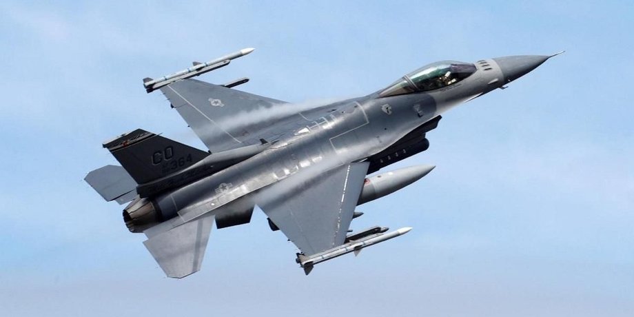 Самолет F-16