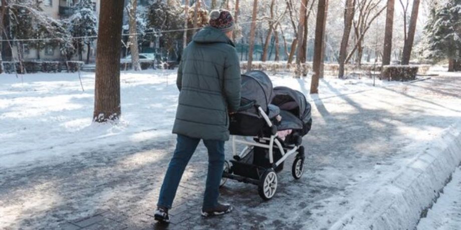 Мужчина нашел на улице двух маленьких девочек, что с ними произошло, детали и все подробности происшествия