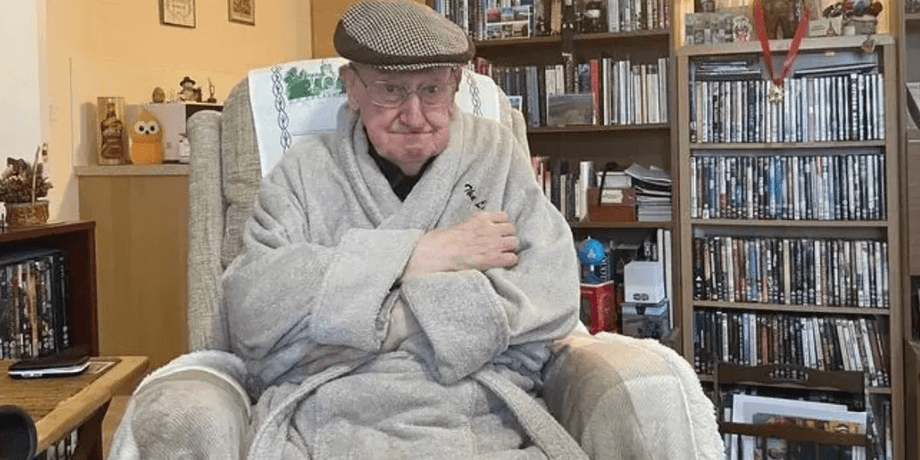 Пенсионер живет в холодной квартире, старик, дедушка, жить в холодильнике, пенсионер замерзает, холод в квартире, холодный дом