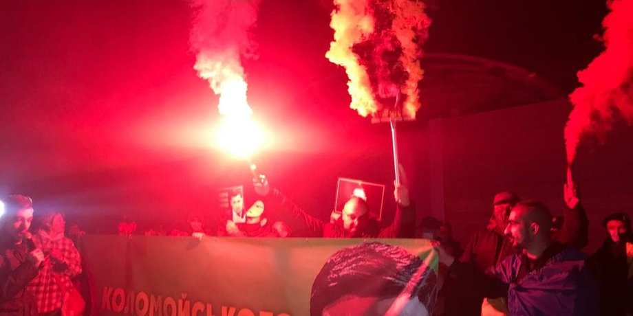 Протест под домом Зеленского закончился огненным шоу