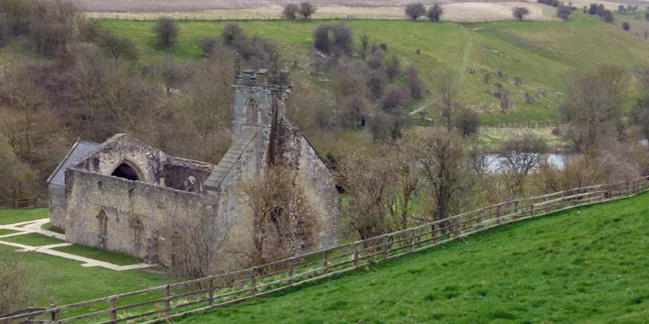 Занедбане село, покинута церква, розкопки старовинного села, старовинне поселення, руїни, покинуті будинки, таємниця