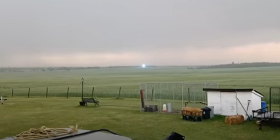 Подружжя спостерігало за бурею на ганку, а потім стали свідками рідкісного явища