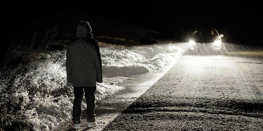пешеход в темноте, штрафы для пешеходов, нарушение ПДД, светоотражающие элементы