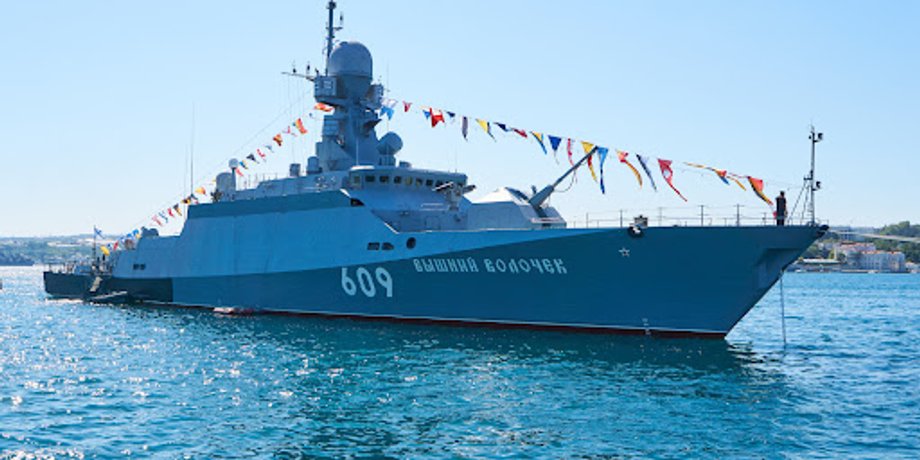 Корабль ЧФ РФ "убегал" от украинских дронов и врезался в танкер
