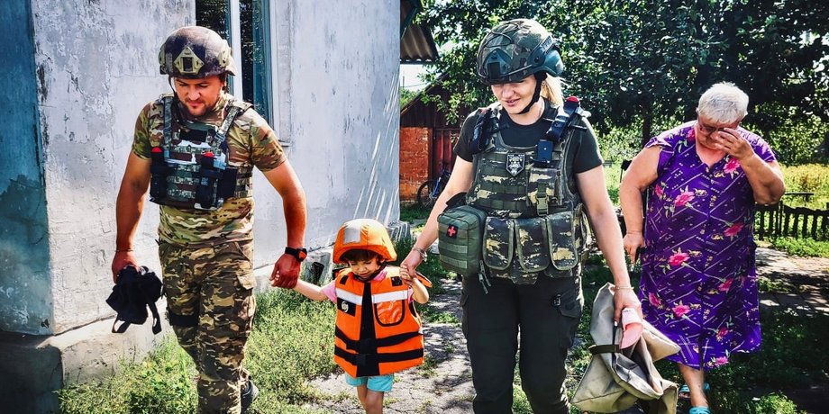 поліція, прифронтове місто, діти, люди похилого віку,