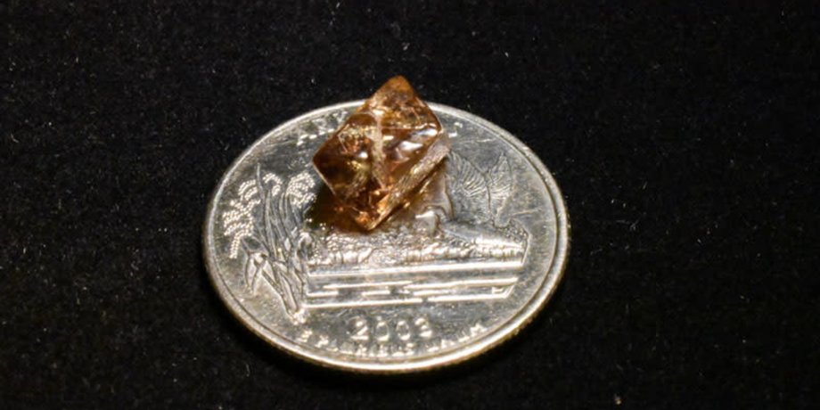 Алмаз, мужчина нашел алмаз, турист нашел алмаз, Crater of Diamonds, алмаз в парке, крупнейший алмаз года, драгоценный камень, необычный окрас