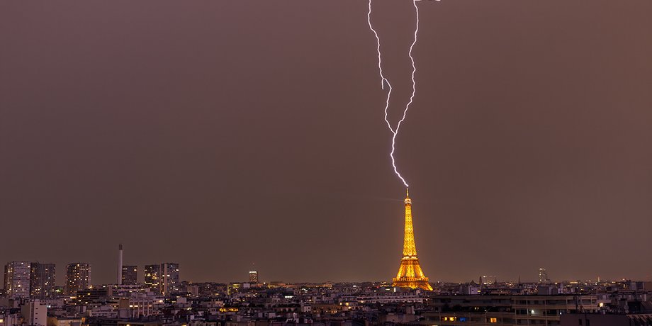 фотография удара молнии по Эйфелевой башне