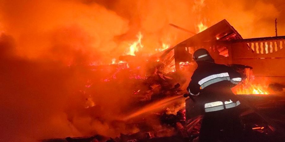 пожар после обстрела в Харькове, россияне обстреляли Харьков, артиллерийский обстрел, разрушения в Харькове