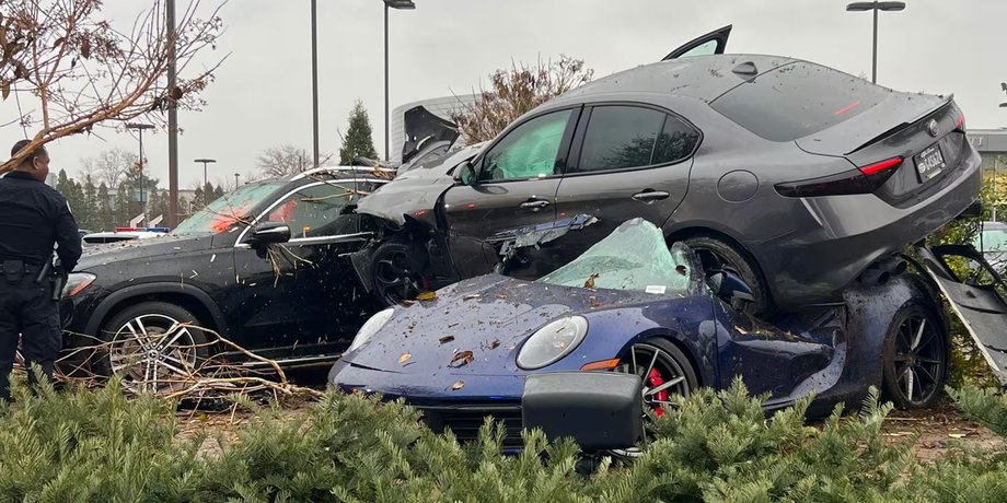 ДТП в США, дорогое дтп, разбитые авто, Porsche 911, Alfa Romeo Giulietta, Mercedes GLE, Dodgde Charger