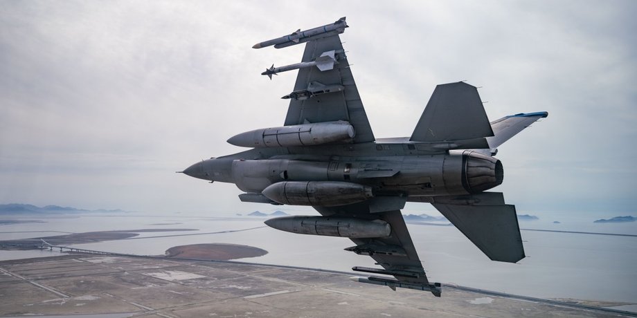 Истребитель F-16 ВСУ фото истребителя F-16 ВСУ