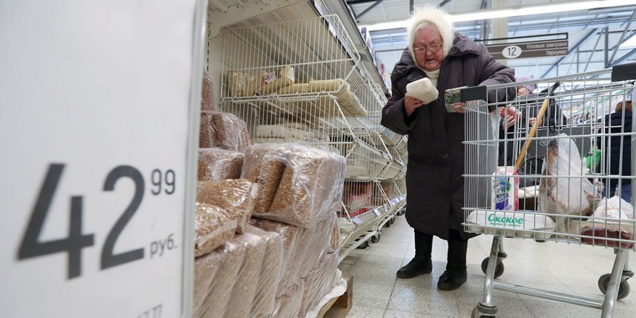 бабуся в магазині, продовольчі товари, бабуся купує продукти, бакалія, російський магазин продуктів