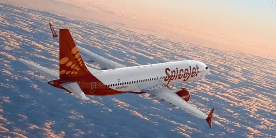 Самолет авиакомпании SpiceJet, пассажир самолета, застрял в туалете в самолете, не смогли открыть дверь, стюардесса передала записку, ЧП в самолете