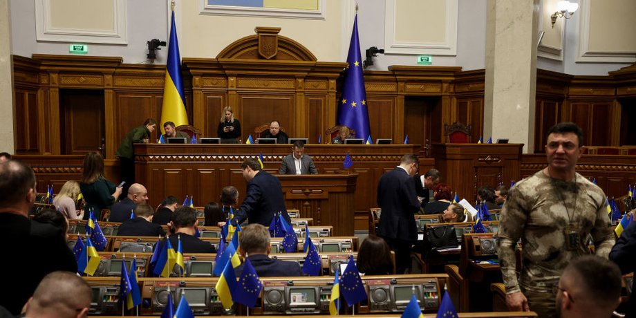 Верховная Рада, кто может выехать из Украины, кого не выпускают из Украины, Верховная Рада командировки, могут ли выехать из Украины народные депутаты, право народного депутата на командировку
