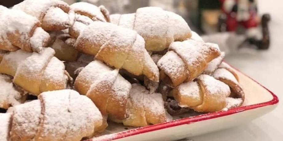 рогалики з яблуками, випічка