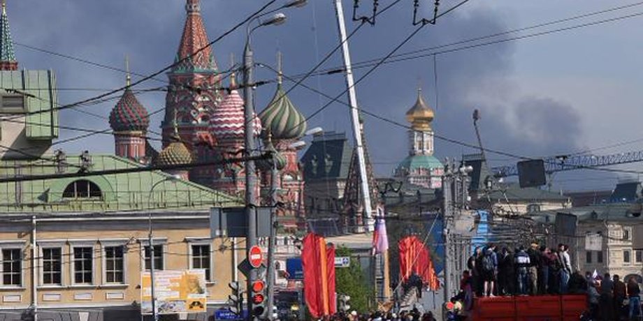 Дым от пожара виден на Красной площади