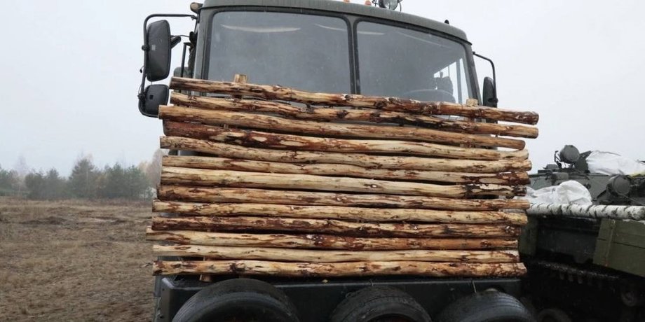 Военные грузовики с "дополнительной броней"
