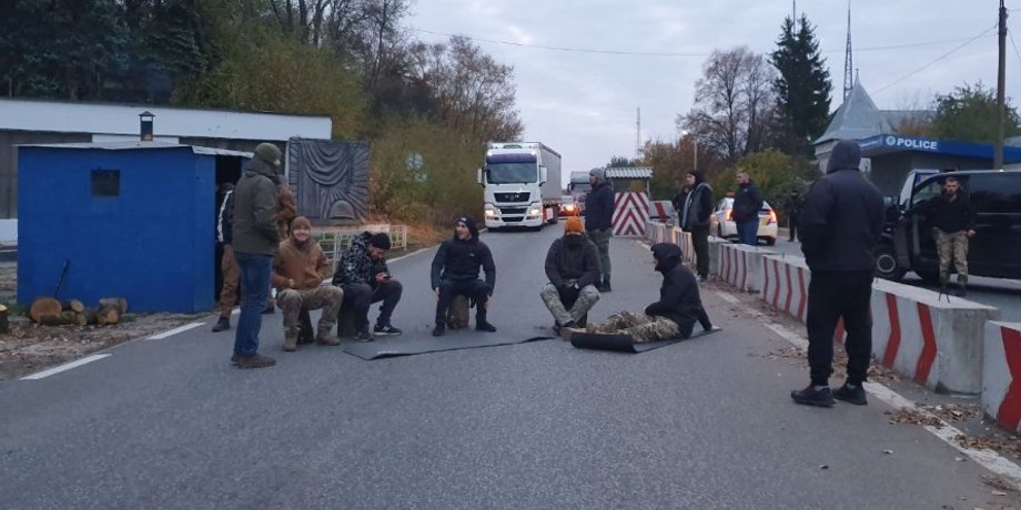 Участники акции перекрывают блокпост под Славянском / Фото: hromadske.ua