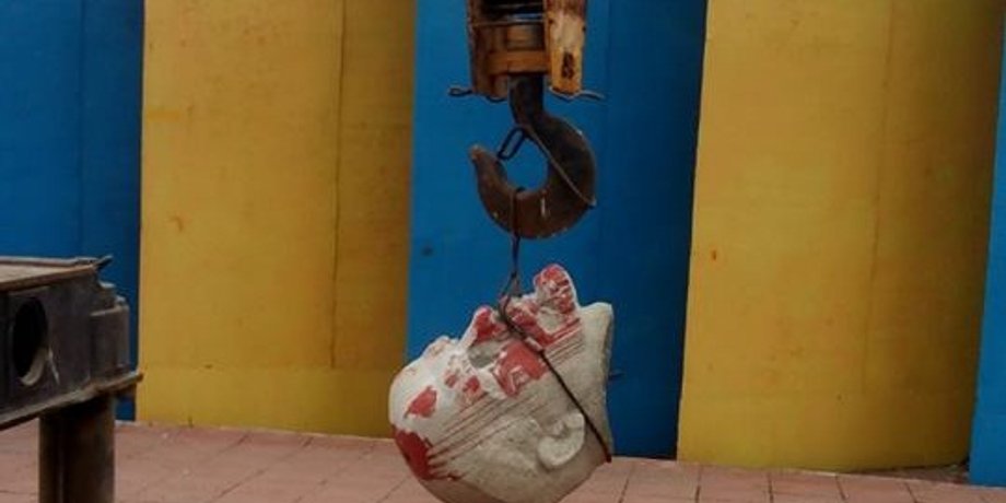 Демонтаж памятника Ленину в Лисичанске / Фото: facebook.com/fpi.ukr