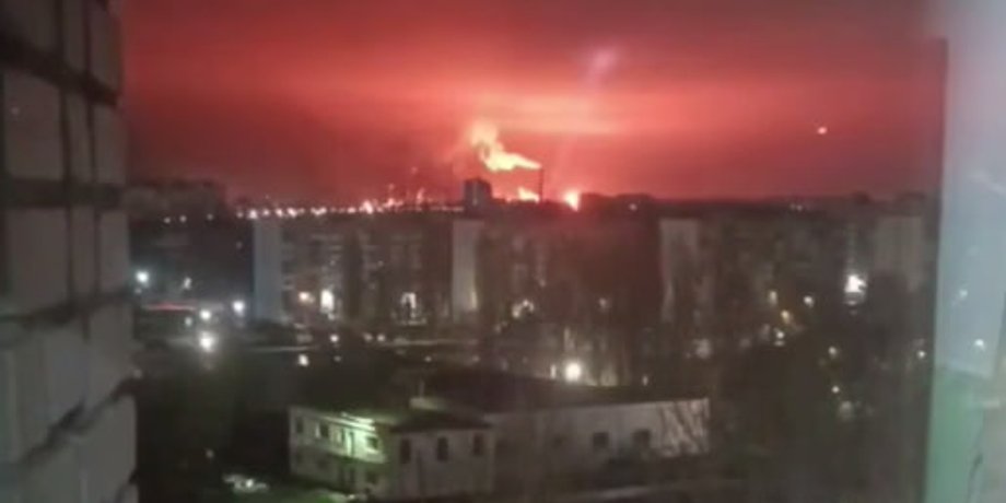 Пожежа на НПЗ у Саратові після удару українських дронів на фоні Саратова
