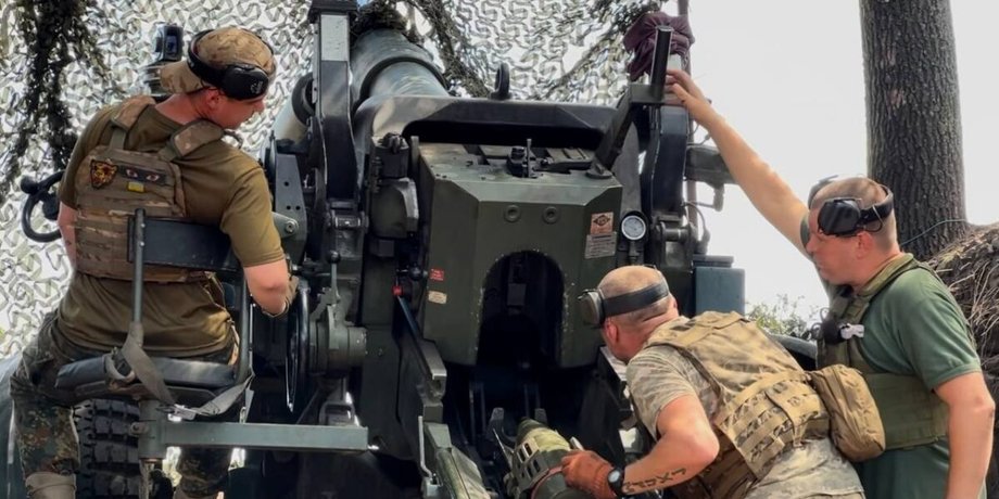 Артилерійський розрахунок гаубиці FH70