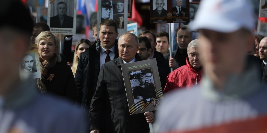Владимир Путин несет портрет отца во время Бессмертного полка