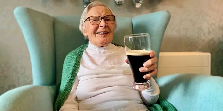 104-летняя британка, день рождения, секрет долголетия, пиво Guinness, любительница пива, не выходите замуж, пенсионерка,