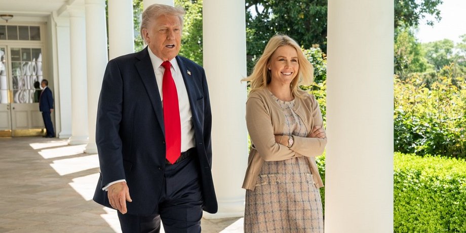 Керолайн Лівітт і Дональд Трамп