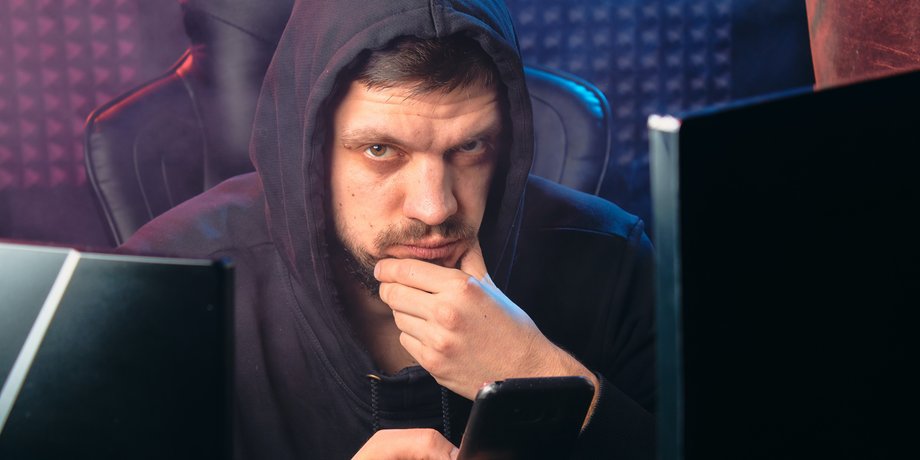 Шахрай з телефоном у масці