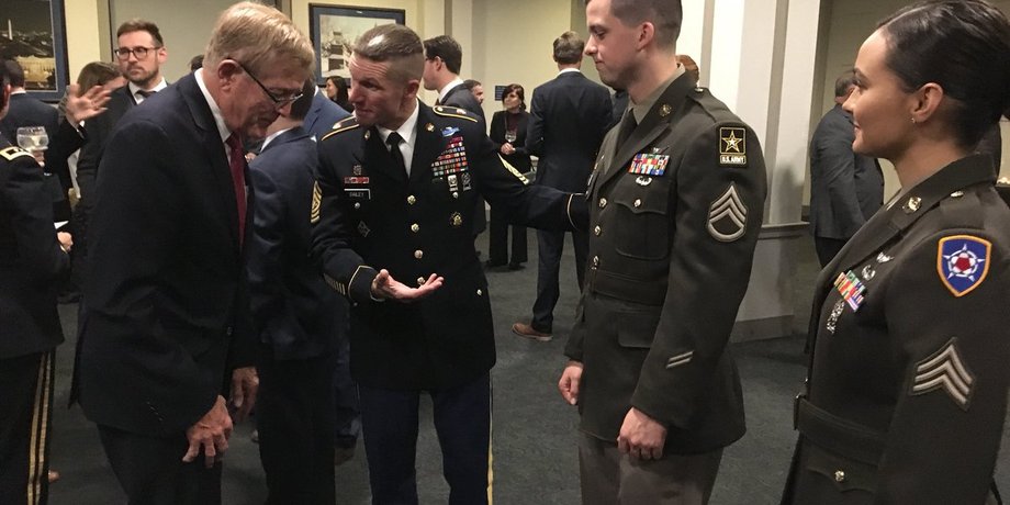 Демонстрация новой-старой униформы / Фото: twitter.com/15thSMA
