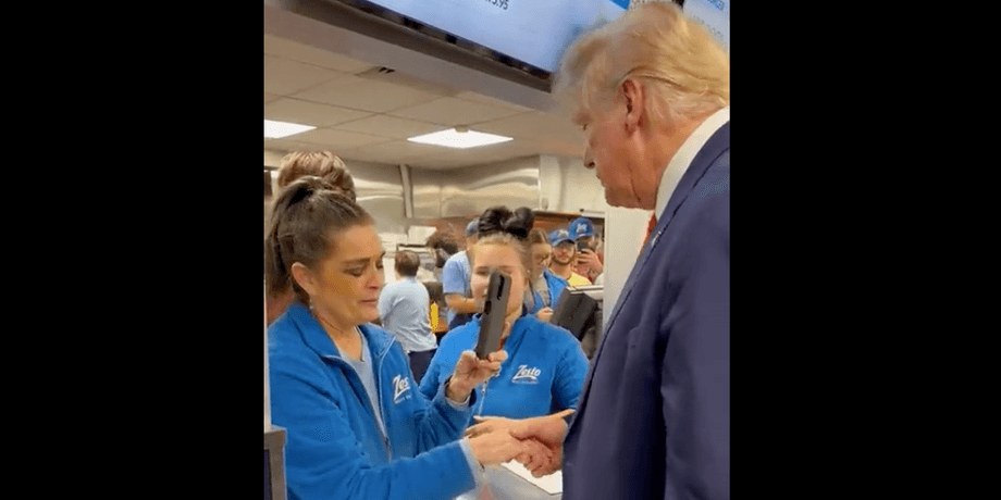 Дональд Трамп купує бургер