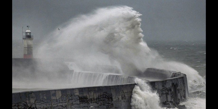 вид посейдона на воде