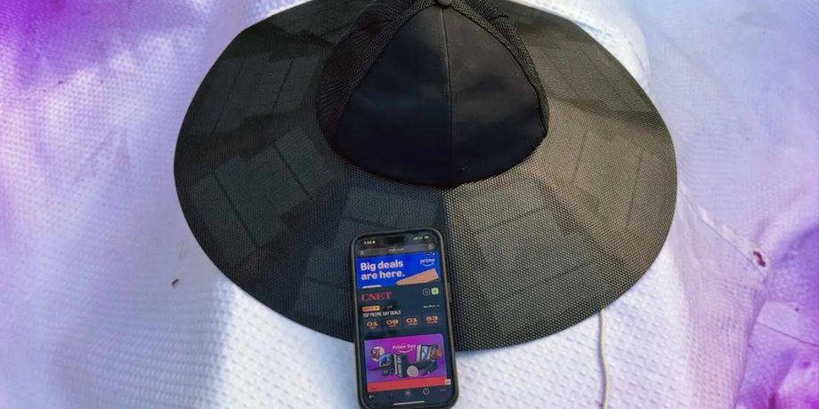 Капелюх із сонячними панелями EcoFlow Power Hat заряджає смартфон