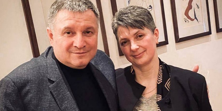 Арсен Аваков  с мамой нацгвардейца/Фото: mvs.gov.ua
