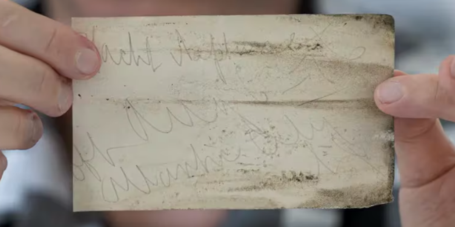 Женщина нашла на побережье океана записку в бутылке, послание удалось расшифровать, США,
