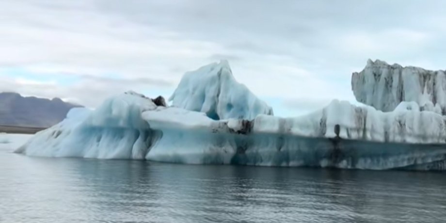 Айсберг рухнул в воду на глазах у туристов во время экскурсии по знаменитой ледниковой лагуне Йекюльсаурлоун