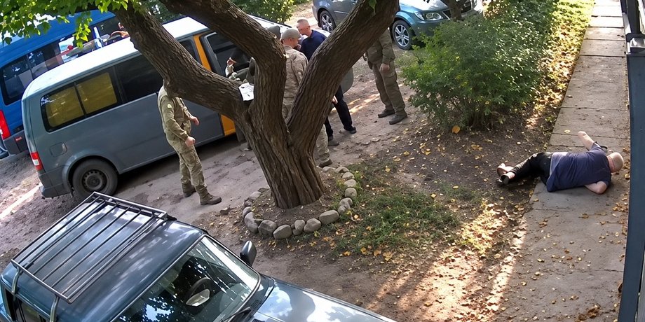 Военнослужащие возле микроавтобуса во время инцидента с 74-летней женщиной в Харькове