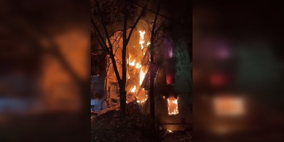У Харкові через атаку РФ склався під'їзд багатоповерхівки пожежа у житловому будинку в Харкові після атаки РФ 12 жовтня