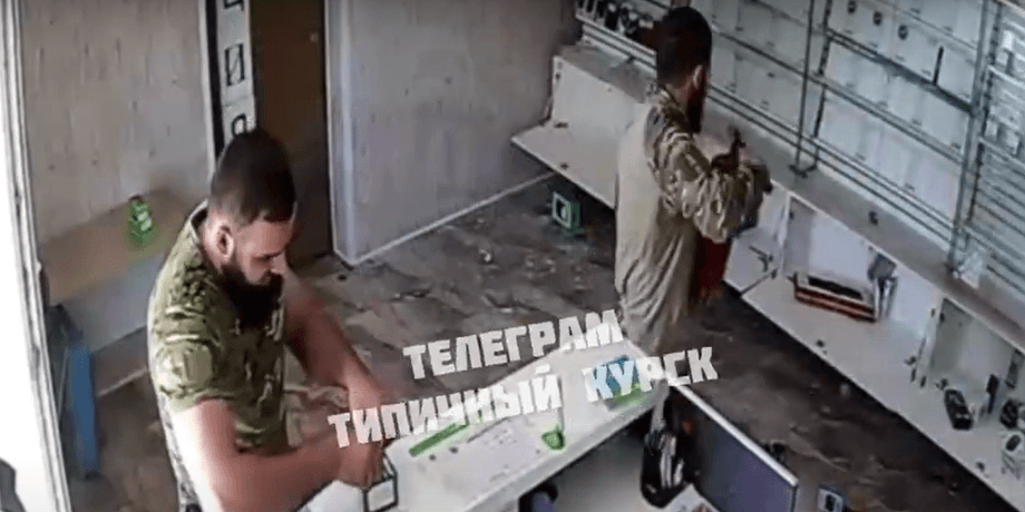 Мужчины в военной форме, вероятно, из чеченского батальона "Ахмат", проникли в магазин через окно