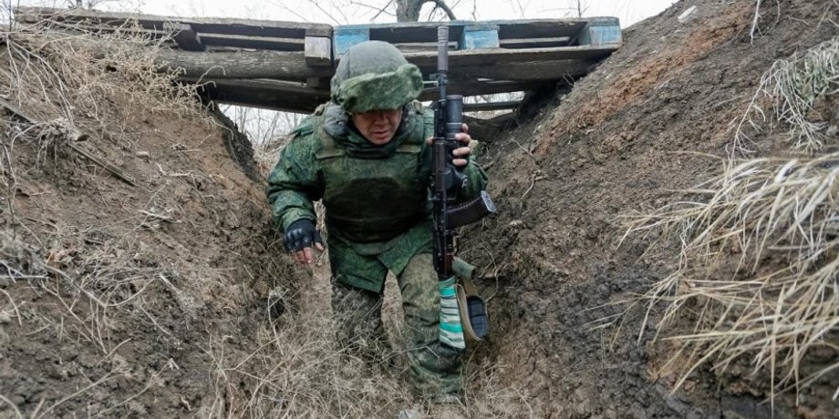 Российский оккупант в окопе