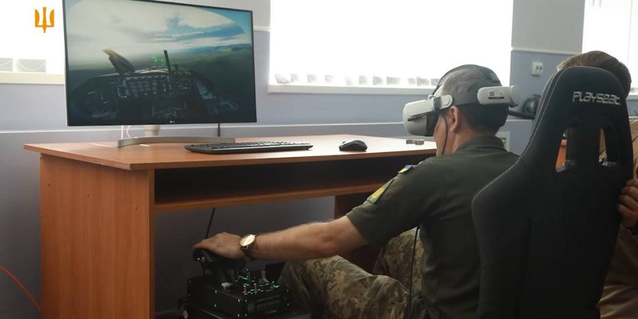 Авиационный симулятор, истребитель F-16, тренировка