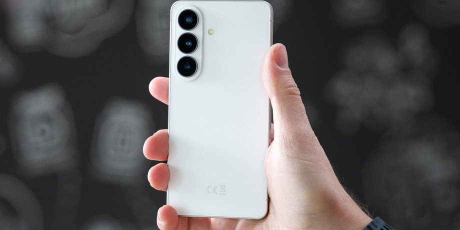 смартфон Samsung Galaxy S26 у руці