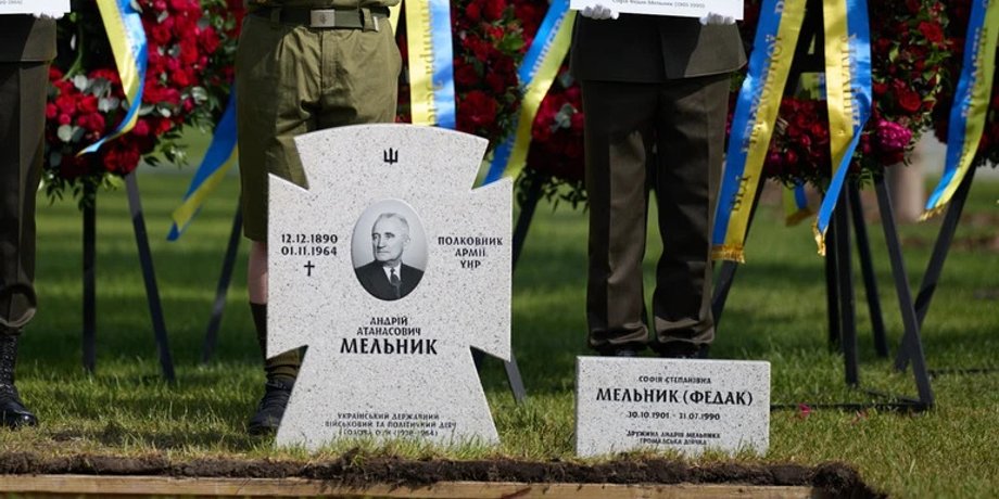 фото надгробку Андрія Мельника та Софії Мельник-Федак