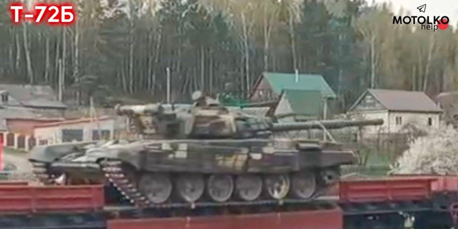 Эшелон с военной техникой в пригороде Минска.