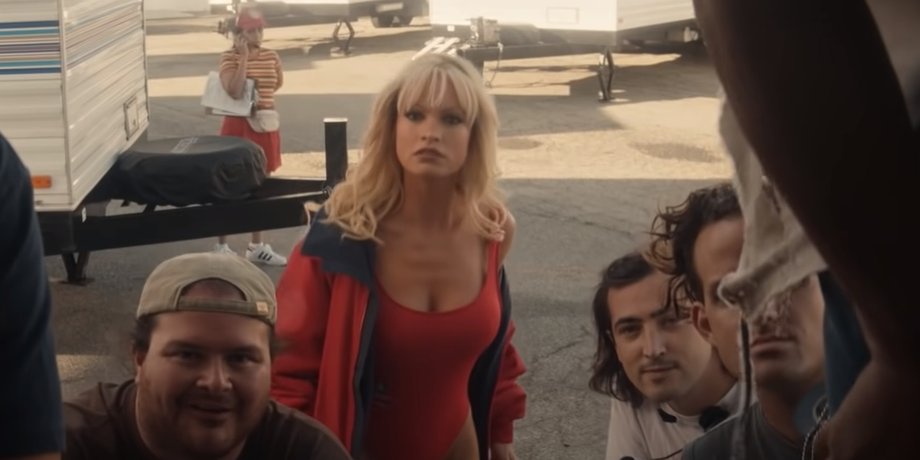 Лили Джеймс, помела андерсон и томми ли, секс-скандал, сериалы 2022, голое платье, красная дорожка
