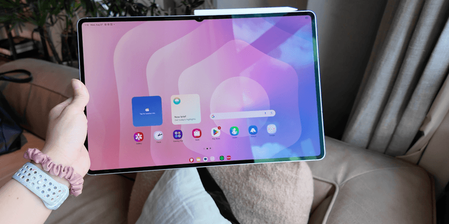 Samsung Galaxy Tab S11 Ultra Планшет Samsung Galaxy Tab S11 Ultra в руках — Android